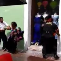 Exhiben abuso policiaco contra vendedoras tzotziles en Campeche (Video)