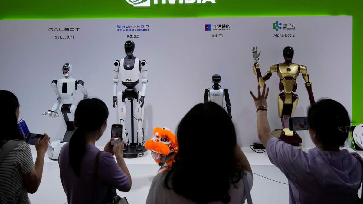 Visitantes dan órdenes a un robot en un puesto de Nvidia durante la 3ra Feria Internacional de China sobre Cadena de Suministro en el China International Exhibition Center, Beijing
