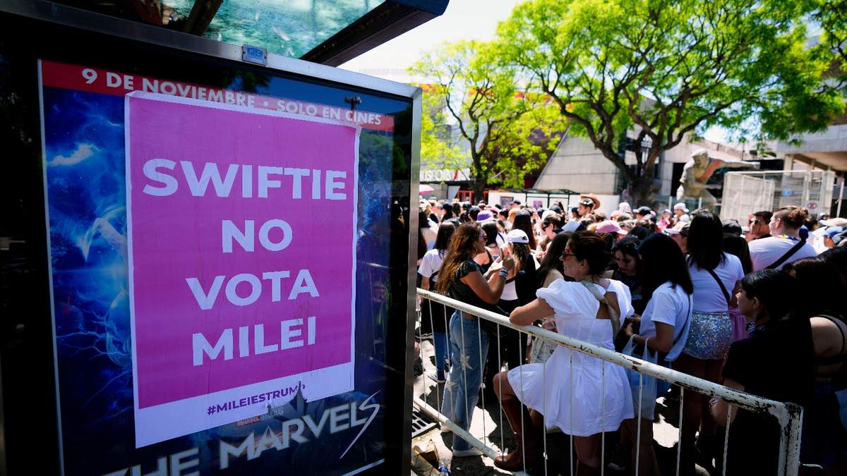 Fanáticos de Taylor Swift esperan en la entrada del Estadio Monumental donde la cantante dará su primer concierto de The Eras Tour