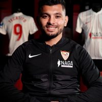“Tecatito” Corona es presentado con el Sevilla