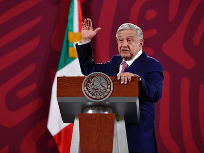 AMLO ataca otra vez a Villoro por críticas a su gobierno: "simula ser independiente"