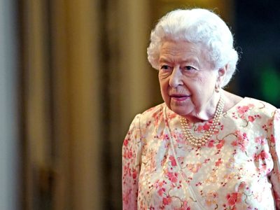 Pobre madre: la Reina Isabel se enteró de la secretaria de su hijo y no tiene paz