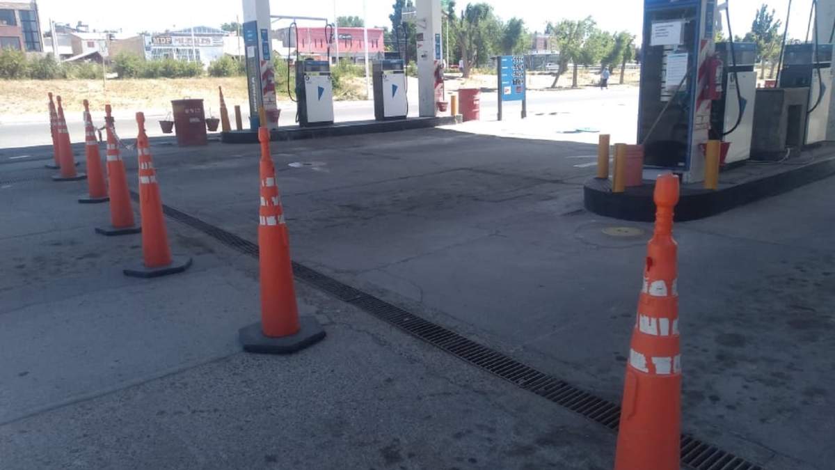 Penosa situación en Zapala, los conos indican la falta de combustible. Fuente: (Daniel Signorile)