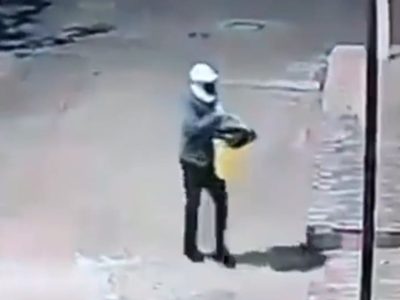 Un sujeto intenta quemar un negocio, pero se prende fuego por accidente (Video)