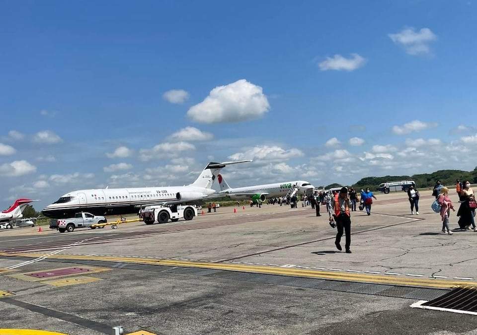 Pasajeros después del incidente en el aeropuerto Carlos Rovirosa