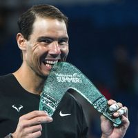 Nadal alza su primer título de 2022 en Melbourne