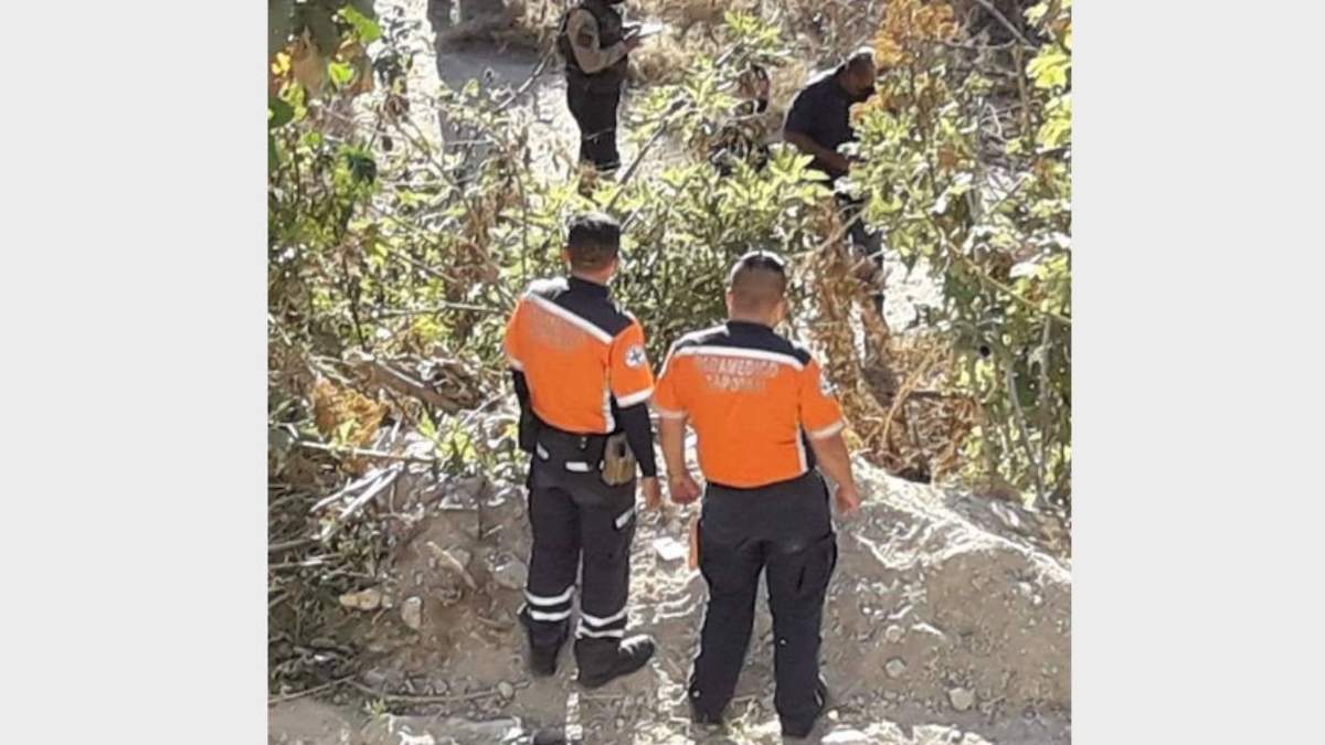 Personal de la Comisaría de Zapopan, en el lugar donde fueron encontradas las bolsas