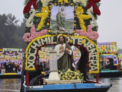 A bordo de las trajineras de Xochimilco, la reliquia de San Judas Tadeo sigue de visita por México