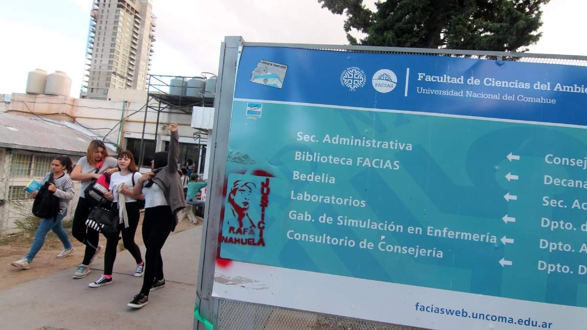 Ingreso a una de als facultades de la UNCo. Fuente: (Twitter)