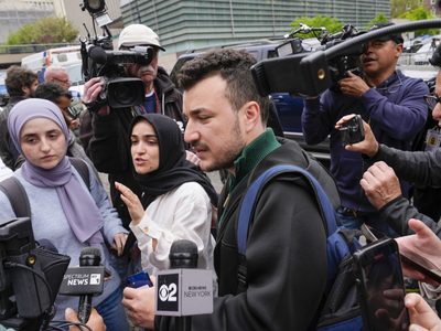 Un tribunal federal bloquea la deportación del activista palestino Mahmoud Khalil de EU
