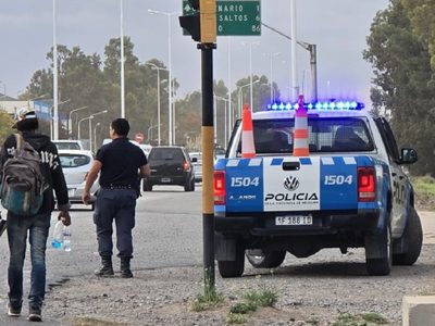 Centenario: guerra a piedrazos entre limpiavidrios en la ruta 7 dejó un herido