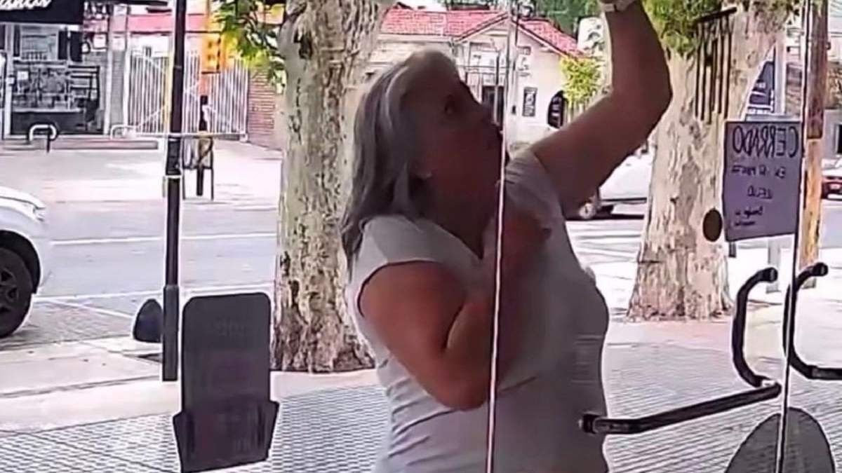 La mujer estalló en furia.