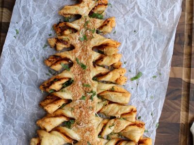 Con tapas de pascualina, prepará este arbolito de hojaldre y pesto para picar en Nochebuena