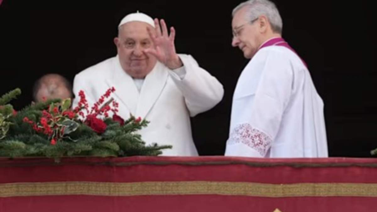 El papa Francisco en el balcón de la Basílica de San Pedro en el Vaticano, antes de emitir su mensaje navideño anual, el 25 de diciembre del 2024