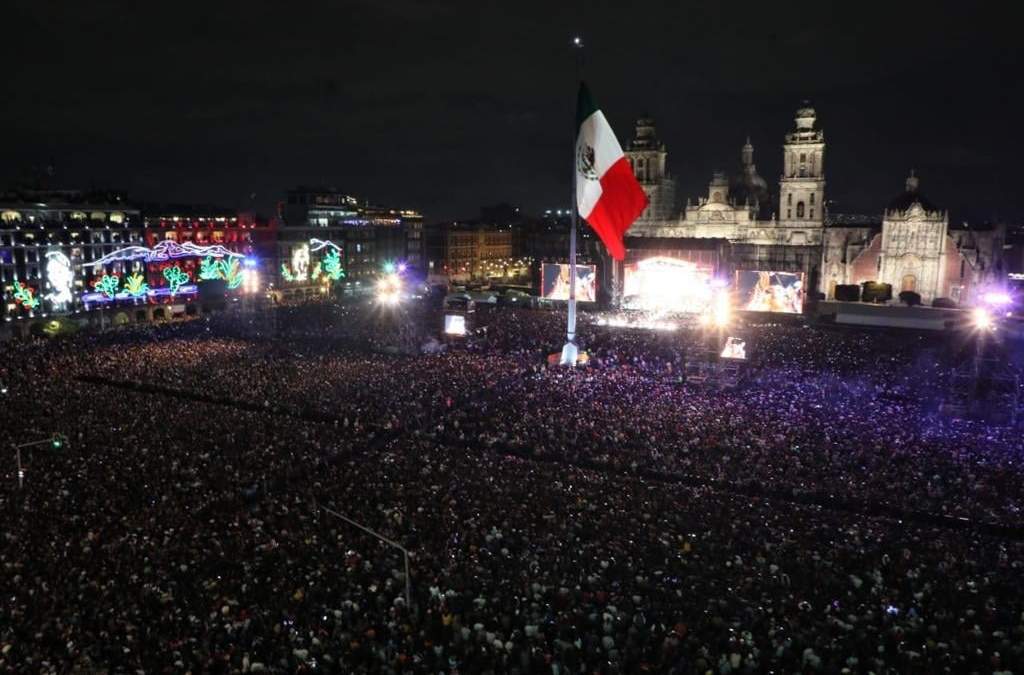 El Zócalo de la Ciudad de México lució llenó durante la presentación de Grupo Firme