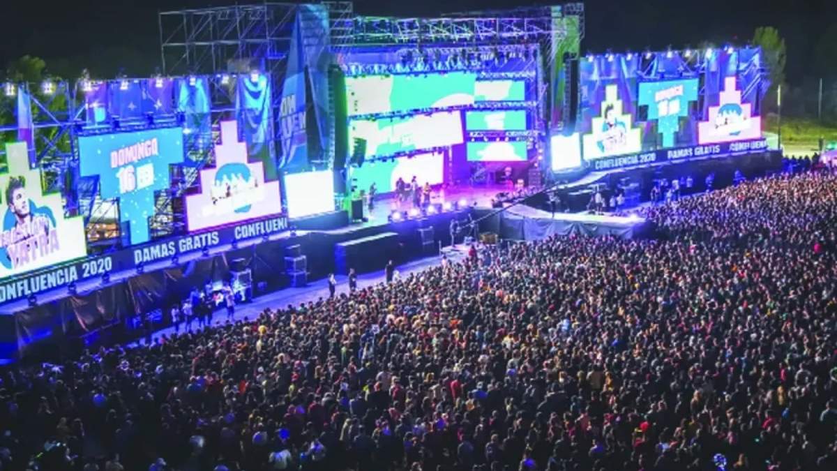 Imponente escenario de la Fiesta de la Confluencia 2022. Fuente: (Instagram)