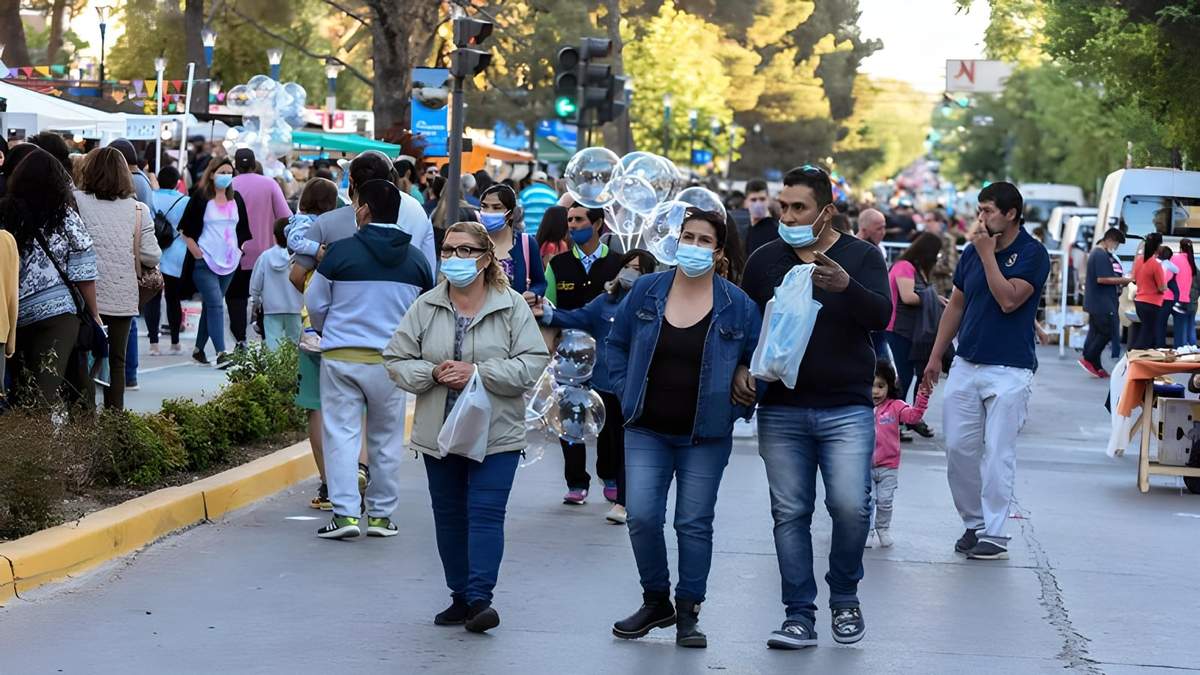 Ciudadanos durante un evento similar en la Avenida Argentina. Fuente: (Twitter)