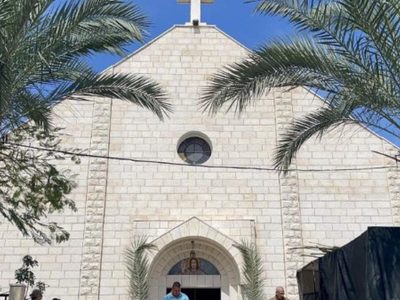 Israel ataca la única iglesia católica de la Franja de Gaza; hay dos muertos y un cura herido