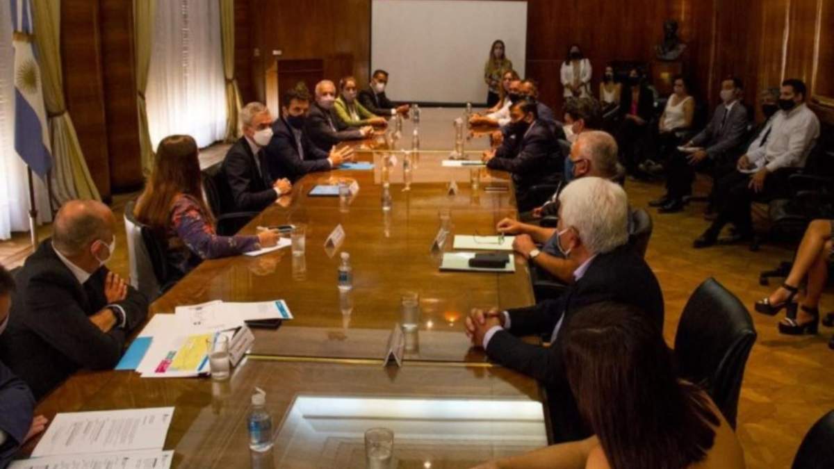 Encuentro de trabajo en el Salón Belgrano del Palacio de Hacienda. Fuente: (Twitter)