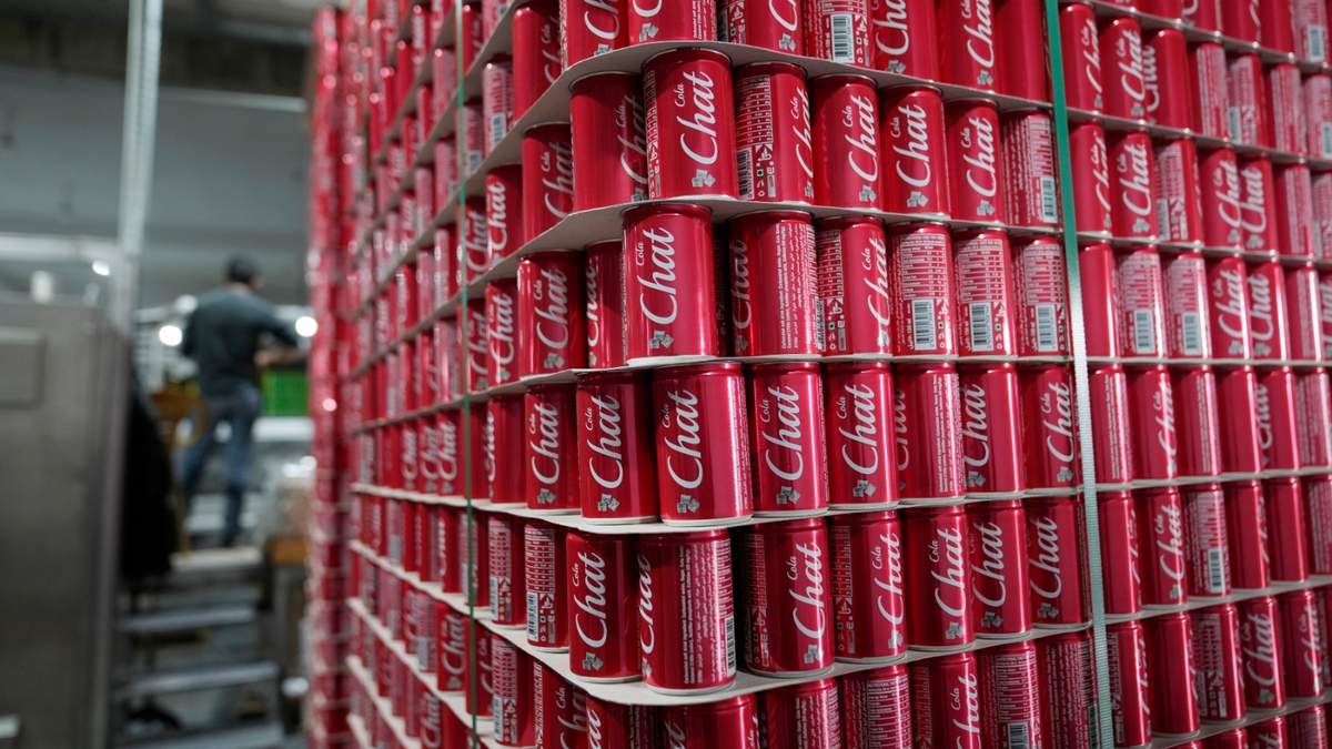 Palés de latas de aluminio se ven en la planta de embotellamiento de Chat Cola, en la ciudad cisjordana de Salfit