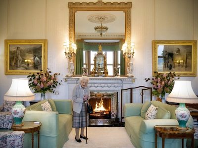 “Es una situación muy seria”: expertos analizan la presencia de la familia real al lado de Isabel II