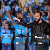 El candidato que amenaza el control de los partidos tradicionales