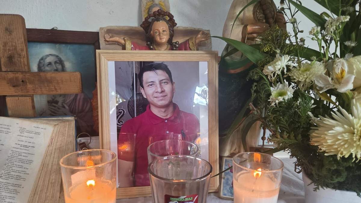 Altar a Luis Antonio Pool Mutul, de 24 años, originario de la comunidad maya de Yaxcopoil del municipio de Umán, Yucatán; falleció el 19 de abril, en un presunto accidente, al caer del cuarto piso de un conjunto de departamentos en Punta Cana de República Dominicana