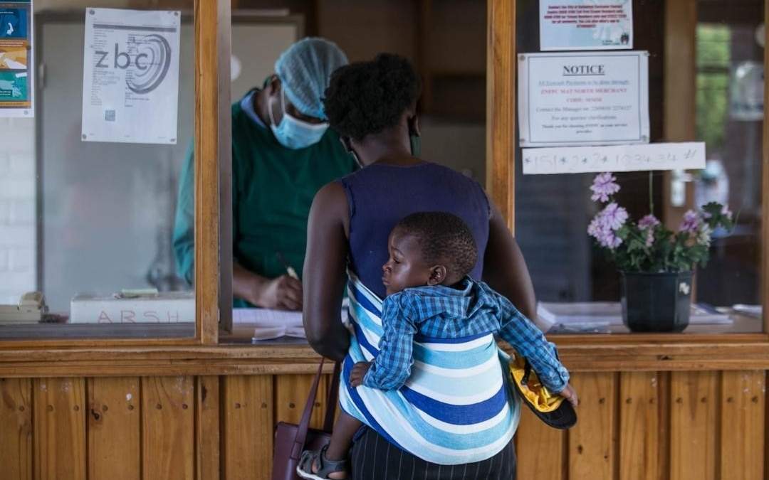 Una mujer y su hijo en un centro de salud en Bulawayo, Zimbabwe