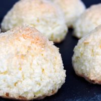 La receta exprés de pastelitos de coco sin harina: listos en 2 minutos y super jugosos