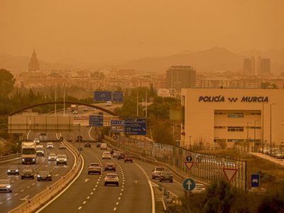 Todo quedó naranja: así se ve España, cubierta por una enorme nube de polvo del Sahara