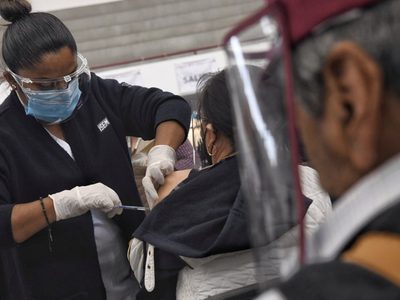 Aplicarán refuerzo de la vacuna a adultos de 50 a 59 años en la CDMX