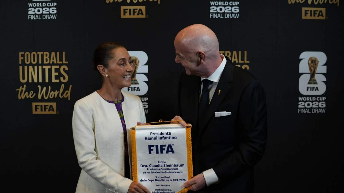 Claudia Sheinbaum y el presidente de la FIFA, Gianni Infantino, el día del sorteo del Mundial