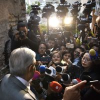 El peso se fortalece previo al encuentro entre López Obrador y comisión de alto nivel de EU