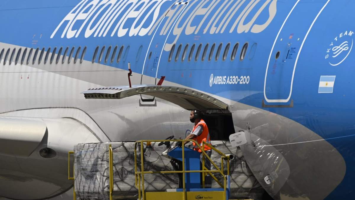 Aerolíneas Argentinas traslada la Sputnik V. Fuente: (Twitter)