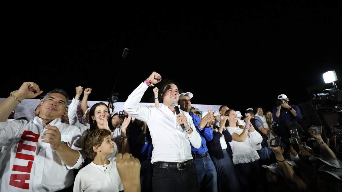 Manolo Jiménez Salinas celebrando su triunfo