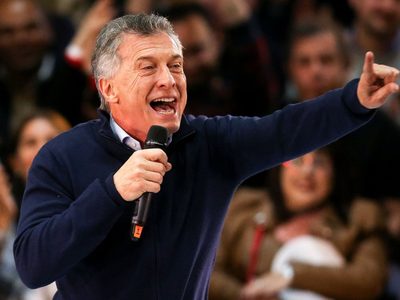 "¡Ladrón!¿No te da vergüenza?": escracharon a Mauricio Macri mientras viajaba en primera clase