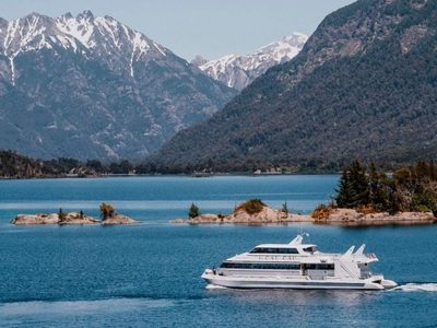 Desde Bariloche, un paseo en catamarán para conocer el bosque andino