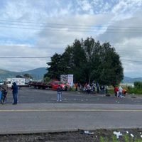 Michoacán: Comunidad indígena bloquea carreteras por desaparición de comunero