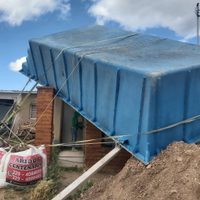 Centenario: una pileta quedó incrustada en el techo de una casa