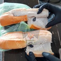 Fue a la cárcel a visitar a su amigo y le llevó panes rellenos con ravioles de cocaína
