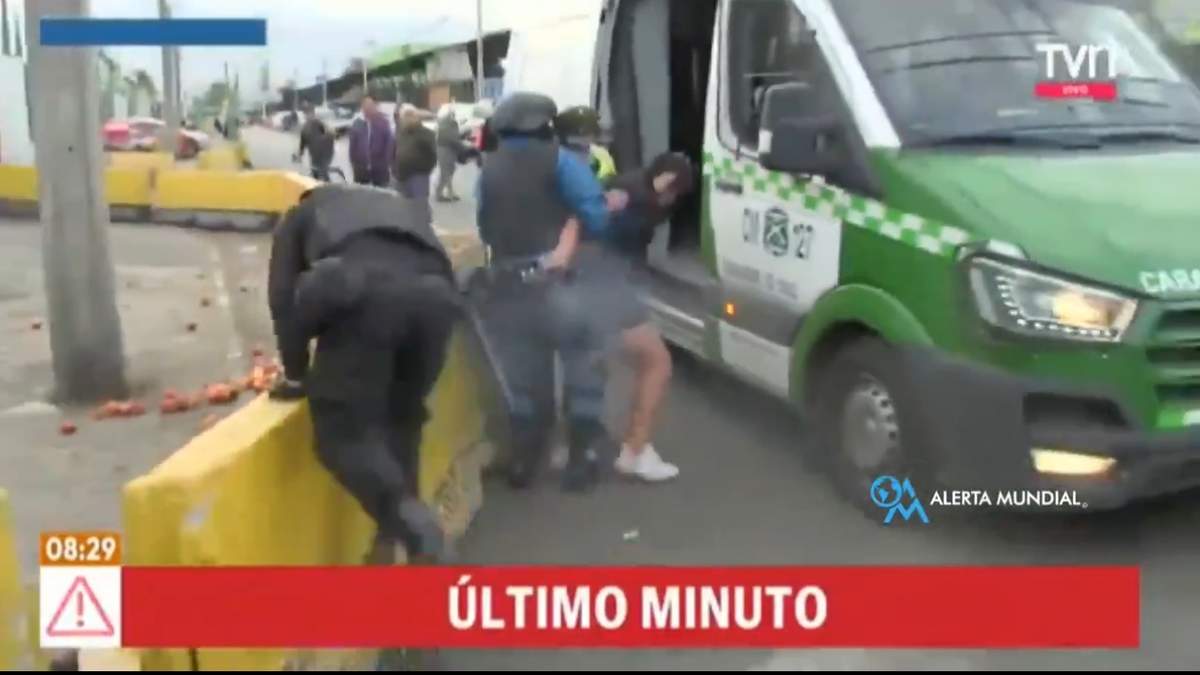 El momento en el que la mujer comenzó a disparar