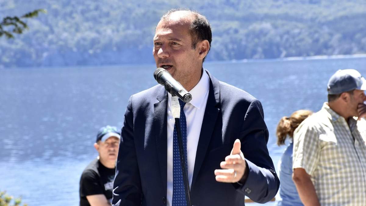 Omar Gutiérrez en Villa Traful. Fuente: (Neuquén Informa).
