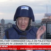 Ataque israelí aterroriza a periodista de Al Jazeera cuando transmitía en vivo (Video)