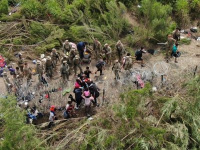 “Ahora o nunca”: Cientos de migrantes cruzan frontera con EU al expirar Título 42
