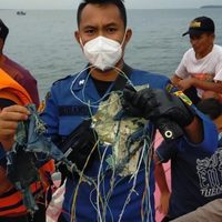 Un avión de Indonesia cae tres mil metros en un minuto: habrían encontrado los restos y escombros