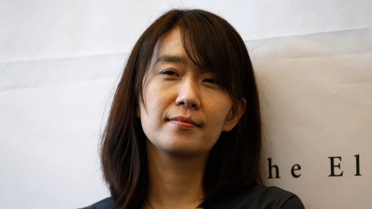 En esta imagen de archivo, la escritora sucoreana Han Kang posa para los medios durante una conferencia de prensa en Seúl, Corea del Sur