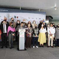 AMLO "encarna a la nación, a la patria y al pueblo": senadores de Morena