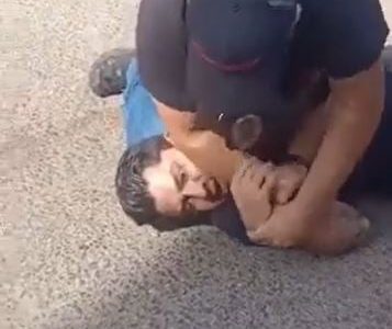 "Usted disculpe": policías poblanos someten con violencia a persona equivocada (Video)