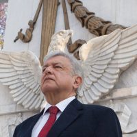 AMLO alista amparos para frenar contratos 'leoninos” en NAICM