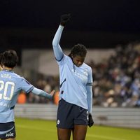 Jugadora del Manchester City anota gol y realiza el saludo del Poder Negro contra insultos racistas